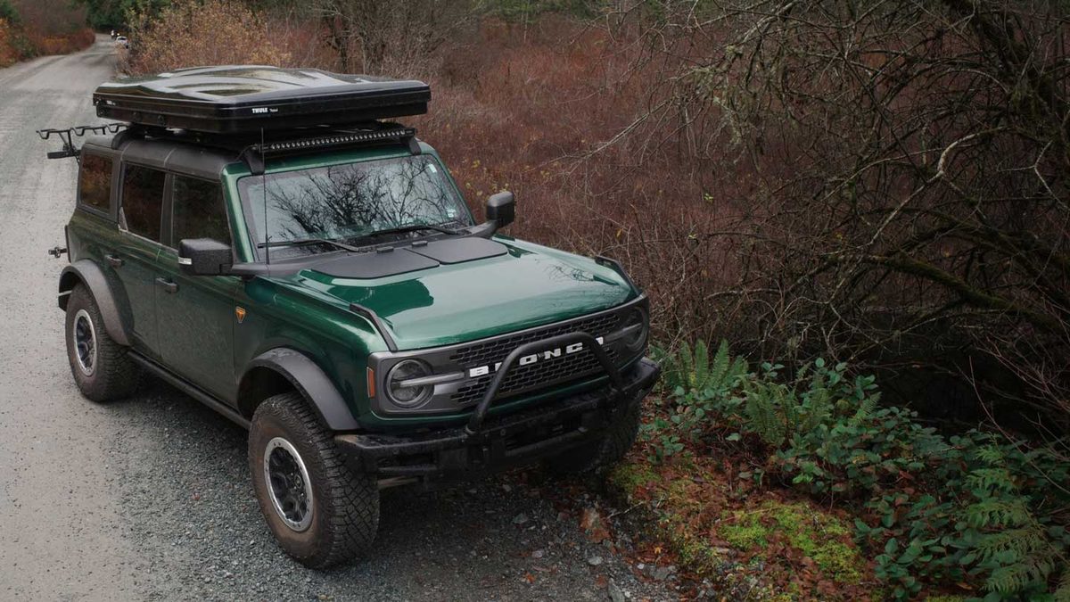 Ford Bronco z panelem solarnym Cascadia 4x4 na masce